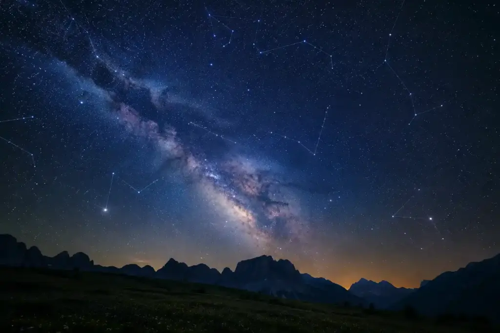 Meravigliosa fotografia notturna di un cielo stellato con la Via Lattea e le costellazioni visibili.