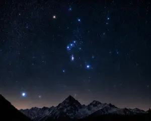 Primo piano di una celebre costellazione che brilla luminosa nel cielo notturno.