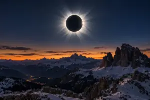 Fotografia realistica di un'eclissi solare totale con la corona visibile sopra le montagne italiane.